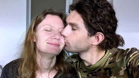 지난해 11월 남편을 전장에서 잃은 우크라이나 여성 나탈리아 안토넨코(왼쪽)는 최근 남편의 냉동 정자를 이용해 자녀를 가질 결심을 했다. 남편이 살아 있을 때 함께 찍은 사진. 페이스북 캡처