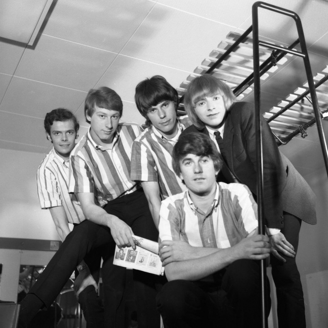 전설적인 록 밴드 ‘야드버즈’가 1965년 BBC의 ‘탑 오브 더 팝’ 공연 무대 뒷모습.