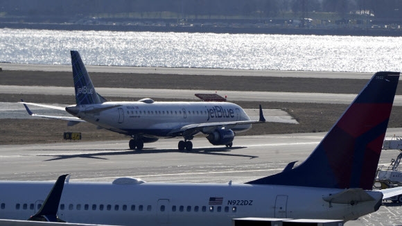 11일(현지시간) 미국 보스톤 로건국제공항에 서 있는 비행기들. AP