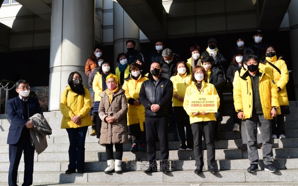 12일 오후 서울 서초구 서울고등법원 앞에서 김종기 4·16세월호참사가족협의회 운영위원장 및 유가족들이 국가와 청해진 해운을 상대로 제기한 손해배상 청구 소송 2심 선고에서 일부 승소한 뒤 기자회견을 하고 있다. 2023.01.12 홍윤기 기자