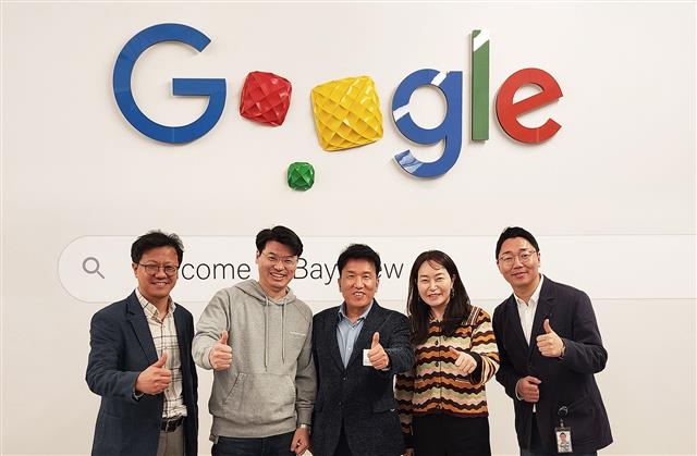 함영주(가운데) 하나금융그룹 회장이 지난 6일(현지시간) 미국 샌프란시스코 실리콘밸리에 있는 글로벌 IT기업 구글 베이뷰 캠퍼스를 방문해 구글 직원들과 함께 기념 촬영을 하고 있다. 하나금융그룹 제공