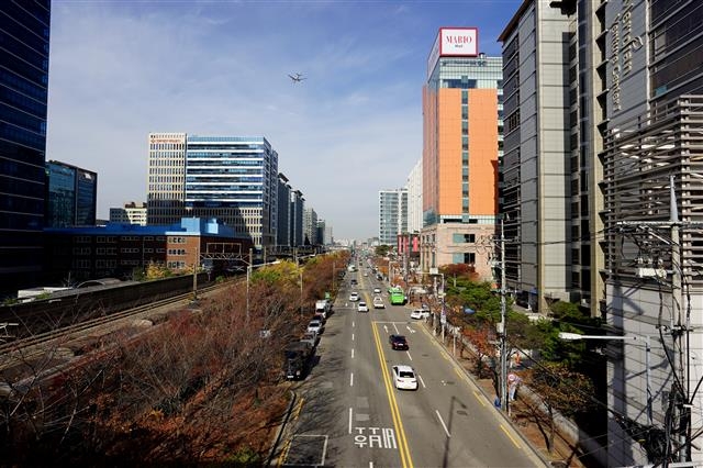 1970~1980년대 경공업 수출의 주역이었던 구로공단이 서울디지털산업단지로 탈바꿈한 현재의 모습.  서울신문 DB
