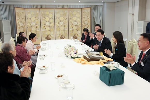 윤석열 대통령과 김건희 여사가 12일 오후 서울 용산 대통령실 청사에서 ‘칠곡할매글꼴’의 주인공인 칠곡 할머니들과 이야기를 나누고 있다. 2023.1.12  대통령실 제공