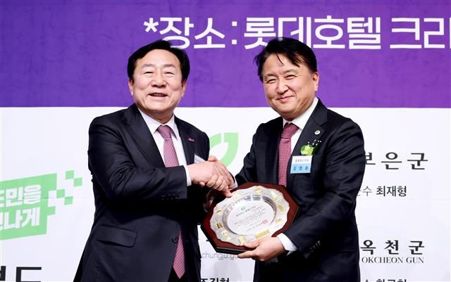 김기문(왼쪽) 중소기업중앙회 회장이 지난 11일 김영환 충북지사로부터 ‘자랑스러운 충북인대상’을 받고 있다. 중소기업중앙회 제공