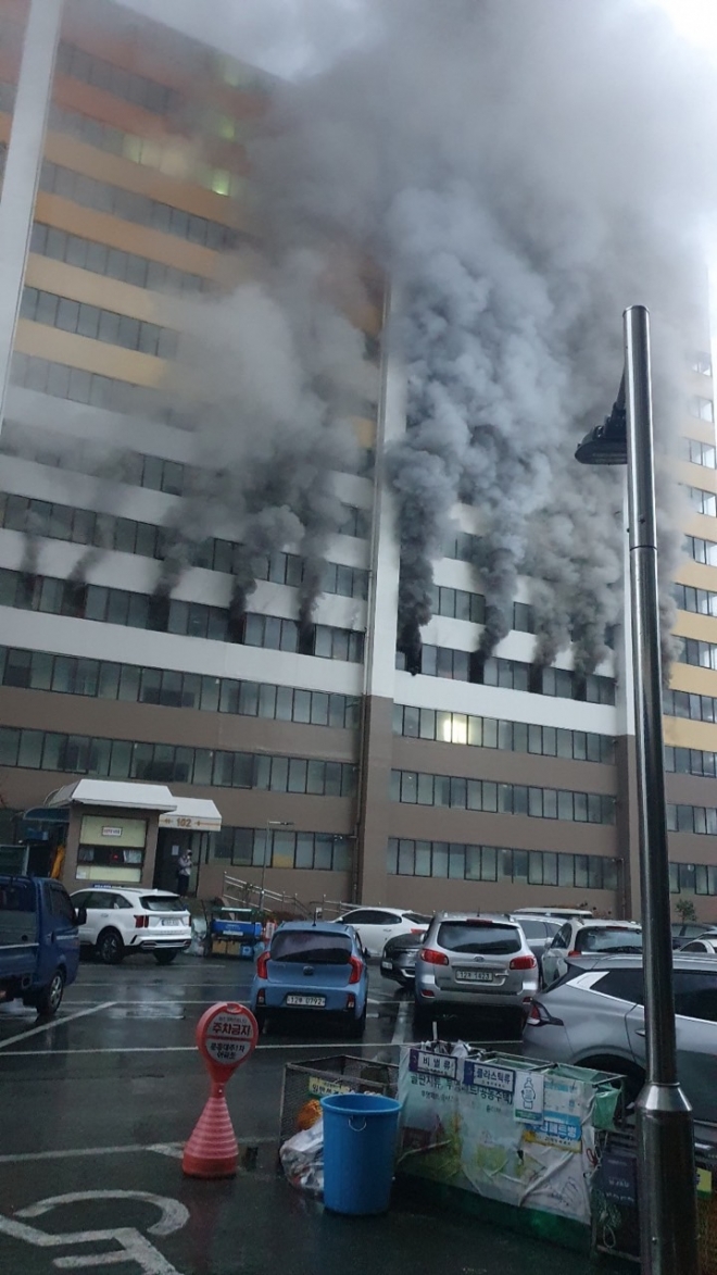 13일 오전 7시 53분께 광주 북구 문흥동 D아파트 4층 집에서 불이 나 20분만에 꺼졌다.  다행히 인명피해는 없었지만 입주민 50여 명이 급히 대피하는 소동이 빚어졌다.