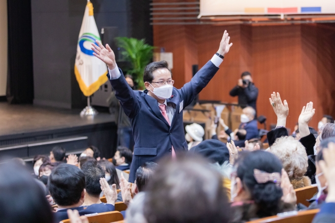최호권 영등포구청장이 지난 12일 열린 신년인사회에서 구민들에게 손을 들어 인사하고 있다. 영등포구 제공