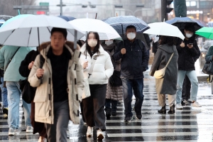 부산에 호우주의보…김해공항 줄줄이 결항