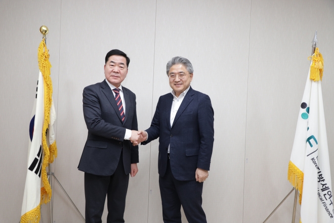 김원태 행정자치위원장(왼쪽)이 지난 11일 강성조 한국지방세연구원장(오른쪽)을  만나고 있다.