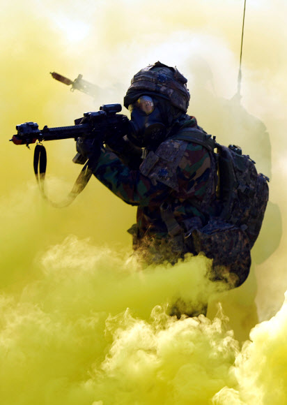 육군 제17보병사단은 인천·김포 주둔지와 훈련장에서 혹한기 훈련 중이라고 13일 밝혔다. 이번 훈련은 동계 전투 기량을 높이기 위해 지난 9일 시작했으며 이날까지 진행된다. 사진은 전날 훈련 중인 대원들 모습. 2023.1.13.<br>육군 제17보병사단 제공