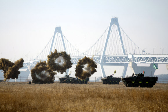육군 제17보병사단은 인천 주둔지와 훈련장에서 혹한기 훈련 중이라고 13일 밝혔다. 이번 훈련은 동계 전투 기량을 높이기 위해 지난 9일 시작했으며 이날까지 진행된다. 사진은 지난 11일 대원들이 장갑차를 운행하며 훈련하는 모습. 2023.1.13.<br>육군 제17보병사단 제공