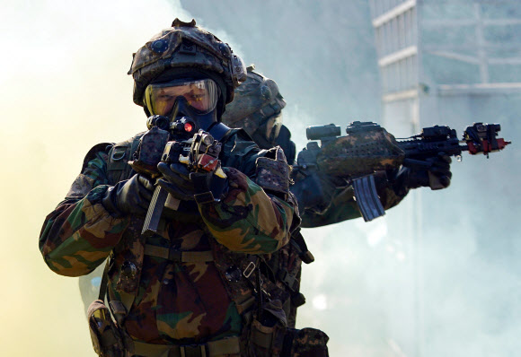 육군 제17보병사단은 인천·김포 주둔지와 훈련장에서 혹한기 훈련 중이라고 13일 밝혔다. 이번 훈련은 동계 전투 기량을 높이기 위해 지난 9일 시작했으며 이날까지 진행된다. 사진은 전날 훈련 중인 대원들 모습. 2023.1.13.<br>육군 제17보병사단 제공