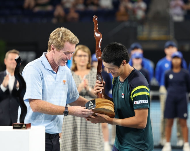 권순우가 14일 호주 애들레이드에서 끝난 남자프로테니스(ATP) 투어 애들레애드 인터내셔널 2차대회에서 우승, 한국 선수로는 처음으로 ATP 투어 2승째를 일궈낸 뒤 트로피를 받아들고 있다. [호주테니스협회 제공]