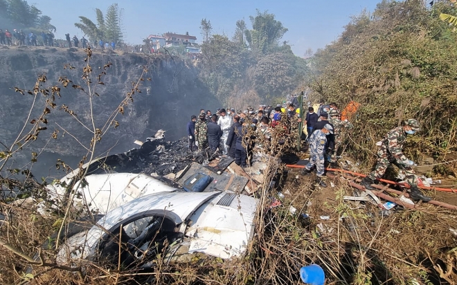 15일(현지시간) 네팔 포카라의 인근 숲에 추락한 예티항공 소속 ATR72 여객기 잔해 사이에서 구조대원들이 탑승자들을 수색하고 있다. 포카라 EPA 연합뉴스
