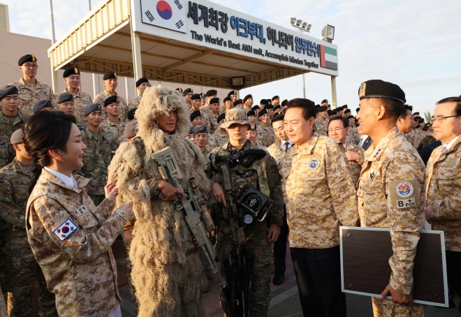 O presidente Yun Seok Yul e sua esposa Kim Geun Hee, que estão em visita de estado aos Emirados Árabes Unidos, visitam a unidade ARK implantada lá e torcem pelos soldados no dia 15 (horário local).  15/01/2023.  notícias