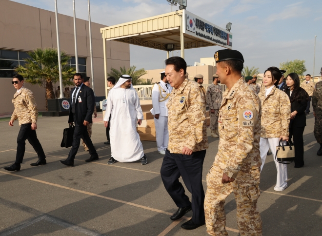 O presidente Yun Seok Yul e a primeira-dama Kim Geun Hee, que estão em visita de Estado aos Emirados Árabes Unidos, visitam a unidade da ARK que foi enviada à região no dia 15 (horário local).  15/01/2023 Notícias Yonhap