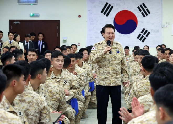 Chefe Yoon Seok Yul incentiva os soldados dos Emirados Árabes Unidos que enviaram a unidade ARK ) e encoraja os soldados .  15/01/2023 Notícias Yonhap