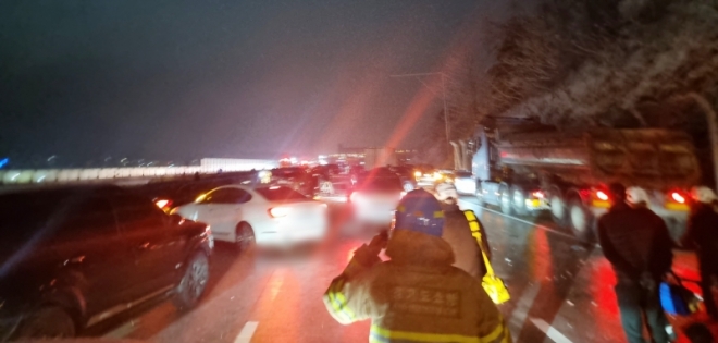 구리포천고속도로서 40여대 연쇄추돌…심정지 포함 중상 4명