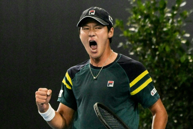 권순우가 지난 14일 호주 애들레이드에서 끝난 남자프로테니스(ATP) 투어 애들레이드 인터내셔널 2차 대회 단식 결승에서 로베르토 바우티스타 아구트에 포인트를 따낸 뒤 주먹을 불끈 쥐며 포효하고 있다. 애들레이드 AFP 연합뉴스