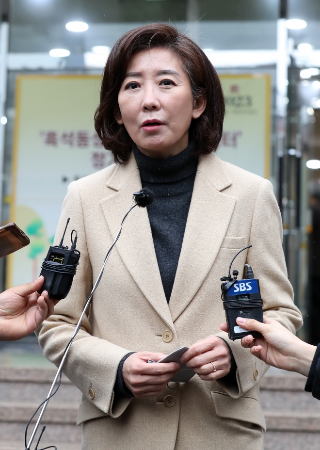 나경원 전 국민의힘 의원이 15일 서울 흑석동 성당에서 미사를 마친 뒤 당 대표 출마 여부를 묻는 취재진 질문에 “조금만 더 기다려 달라”고 밝히고 있다.  뉴시스