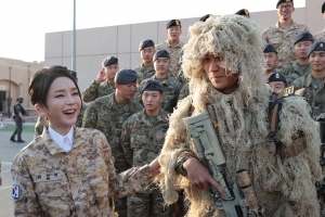 ‘군복’ 김건희 여사, 아크부대 장병에 “사막여우 많나요?”[포착]