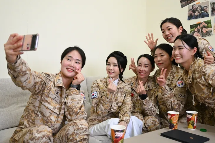 UAE 파병 아크부대 여군 장병 만난 김건희 여사