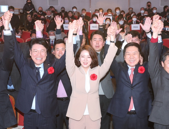 국민의힘 차기 당 대표 경선에 출마한 김기현 의원(오른쪽)이 5일 오후 서울 송파구민회관에서 열린 국민의힘 송파을 신년인사회에서 장제원 의원, 배현진 의원 등 국민의힘 의원들과 기념촬영을 하고 있다. 2023.1.5 연합뉴스