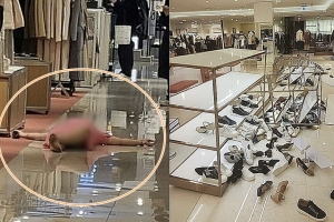 원피스 입고 드러누운 여성…백화점 5층 ‘풍비박산’[포착]