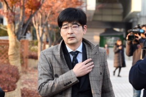 “동네책방에서 잊히지 않으려는 文”
“UAE 국가 연주에 혼자 손 얹은 尹”