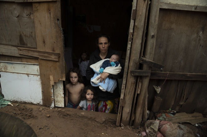 브라질 브라질란디아 지역에 사는 33세 여성이 어린 자녀들과 함께 집 앞에 서 있다. 2022년 9월 29일. 브라질 AP 연합뉴스
