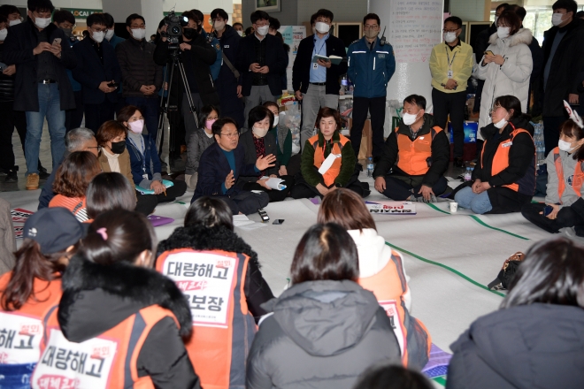 강기정 광주시장이 16일 시청 로비에서 농성중인 보육 대체 교사들을 찾아 입장을 설명하고 있다.