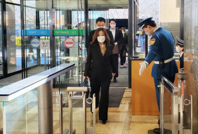 일본 외무성으로 들어가는 서민정 외교부 아태국장