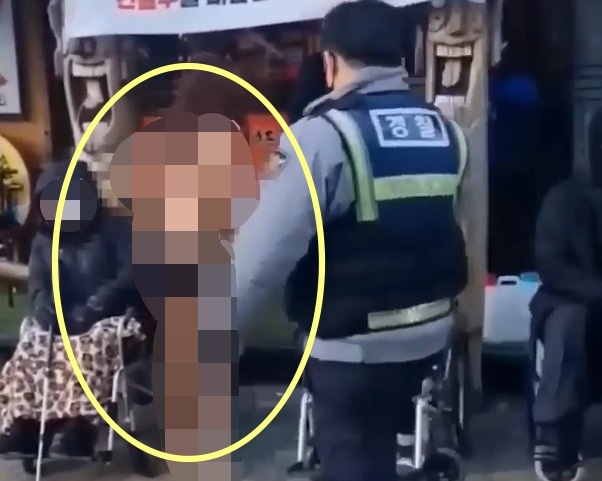 강남의 한 육회집 여성 사장이 나체시위를 벌였다. 유튜브 ‘카라큘라TV’ 캡처
