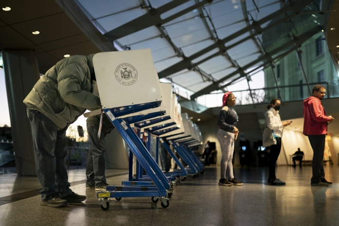 미국 중간선거가 치러진 지난해 11월 8일 유권자들이 뉴욕 브루클린 박물관에 마련된 투표소에서 한 표를 행사하고 있다. 뉴욕 AP 연합뉴스