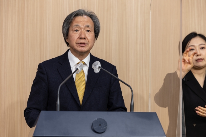 정기석, “코로나19 유행세 완화돼 정점 지나 안정된 상황”