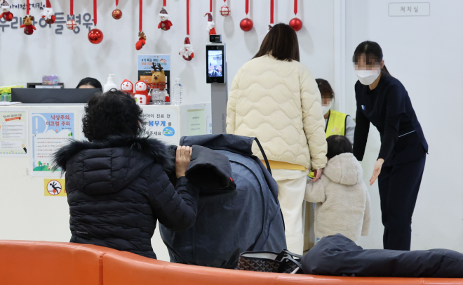 예방접종을 받으려는 시민들이 병원에서 대기하고 있다.  연합뉴스