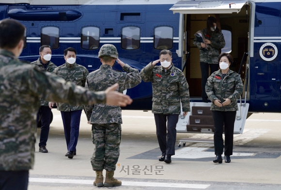 문재인 대통령과 김정숙 여사가 23일 오전 최전방 해병대 장병들의 노고를 격려하기 위해 서해 백령도에 도착하고 있다. 2021.12.23 청와대 제공