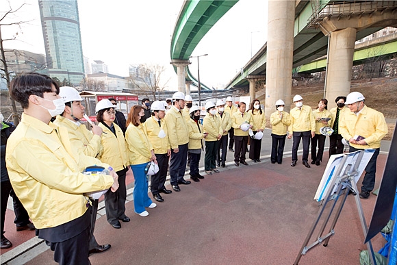 지난 12일 서울 구로구 도림보도육교 부근에서 서울 영등포구의회 의원들이 도림보도육교 철제 파손 사건 현황을 청취하고 있다. 영등포구의회 제공