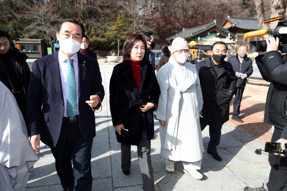 국민의힘 나경원 전 의원이 17일 대구 동구 팔공총림 동화사를 방문하고 있다.