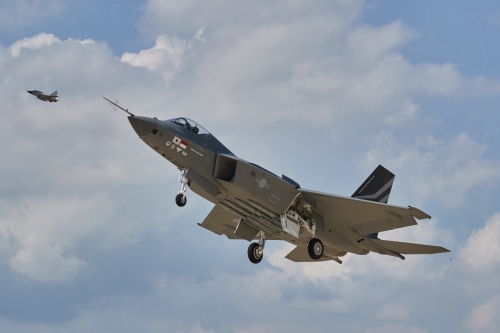 국내 기술로 개발한 첫 초음속 비행에 성공한 KF21 보라매 전투기 모습 방위사업청 제공