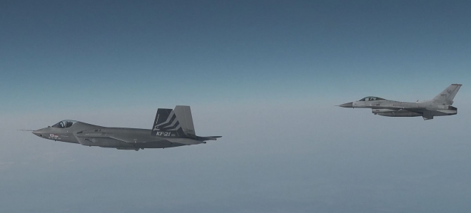 방위사업청은 국산 전투기 ‘보라매’(KF21) 시제 1호기가 17일 비행 6개월 만에 첫 초음속 비행에 성공했다고 밝혔다. 사진은 KF21 시제 1호기의 이날 비행 모습. 방위사업청 제공