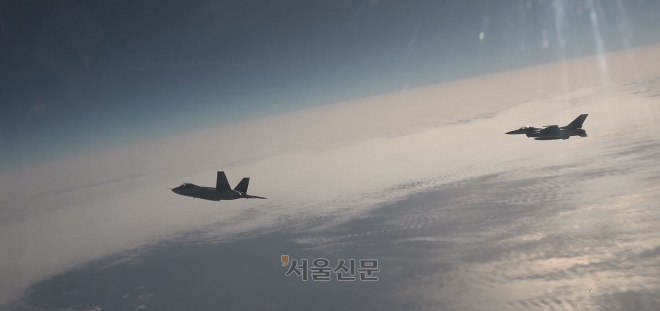 방위사업청은 국산 전투기 ‘보라매’(KF-21) 시제 1호기가 17일 첫 초음속 비행에 성공했다고 밝혔다. 사진은 ‘보라매’(KF-21) 시제 1호기의 비행 모습. 2023.1.17  방위사업청 제공