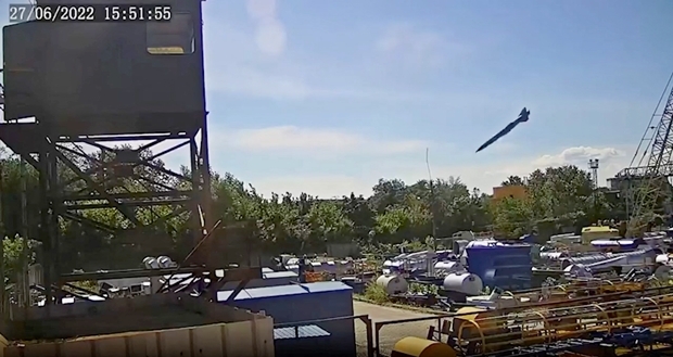 2022년 6월 27일(현지시간) 오후 3시 51분쯤 러시아군이 투폴례프(Tu)-22M에서 쏜 순항미사일 Kh-22(X-22) 두 발이 우크라이나 폴타바주 크레멘추크시 암스토르 쇼핑몰로 떨어지는 모습이 근처 폐쇄회로(CC)TV에 포착됐다. 2022.6.27 로이터 연합뉴스