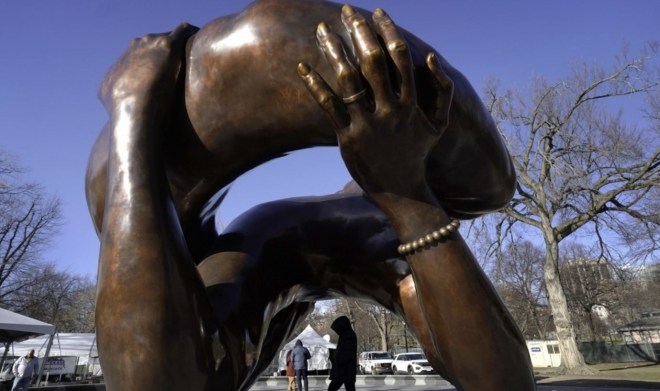 보스턴공원에 설치된 마틴 루서 킹 부부 조형물 ‘포옹’  AP연합뉴스 자료사진