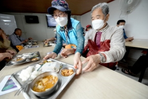 ‘혼밥’하는 노인, 더 빨리 ‘노쇠’한다