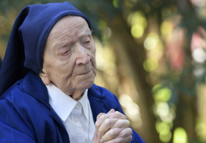 17일(현지시간) 119세를 일기로 선종한 프랑스 앙드레 수녀가 2021년 2월 11일 117세 생일에 감사 기도를 올리고 있다. AFP 자료사진