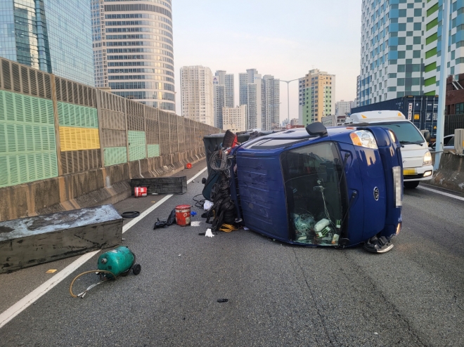 18일 부산 동서고가도로에서 오전 운전자 A씨가 몰던 1t 트럭이 중앙분리대를 들이받고 전도된 후 그대로 방치돼 있다. A씨는 혈중 알코올 농도가 면허 취소 수준인 상태에서 운전을 하다가 사고를 낸 것으로 나타났다. 부산경찰청 제공