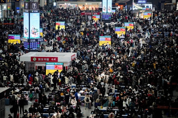 중국 최대 명절인 춘제(春節·설)를 앞둔 18일 열차에 탑승하려는 승객들이 상하이 훙차오역을 오가고 있다. 2023.1.18 로이터 연합뉴스