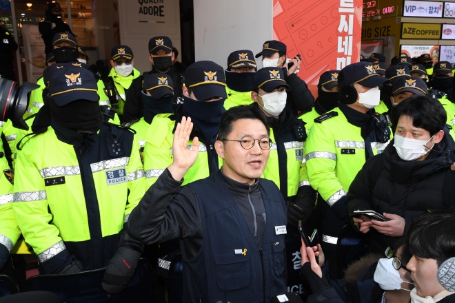 18일 오전 국정원 압수수색이 이루어지고 있는 서울 중구 민주노총 서울 사무실 앞에서 한상진 민주노총 대변인이 브리핑하고 있다. 2023.1.18 도준석 기자