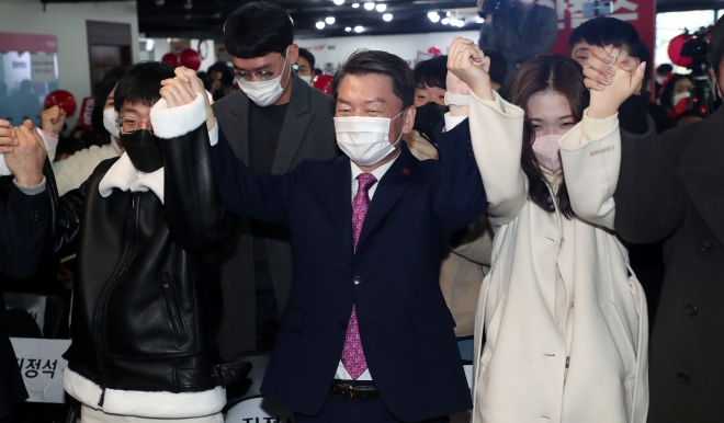 국민의힘 당권주자인 안철수 의원이 18일 오후 서울 여의도 국민의힘 중앙당사에서 열린 당대표 선거 170V 캠프 출정식에서 지지자와 함께 손을 높이 들고 있다. 뉴시스