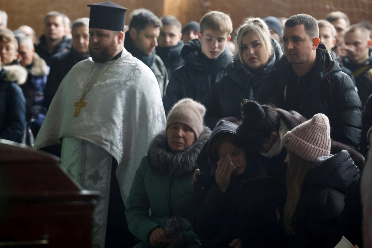14일 우크라이나 드니프로 아파트 미사일 공습으로 사망한 우크라이나 유명 복싱 코치 미하일로 코레노우스키 장례식이 17일 거행됐다. 그의 아내 올가 코레노우스카 등 유가족과 지인이 장례식에 참석했다. 2023.1.17 로이터 연합뉴스